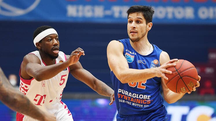 Basketball 1 Bundesliga, Season 2020 2021, 17 Matchday, Syntainics MBC Weissenfels vs Telekom Baskets Bonn 06 02 2021 Roko Rogic MBC Weissenfels, backnumber 32 r against Josh Hagins Guard Bonn, backnumber 5 l during the match MBC Weissenfels vs Bonn 06 02 2021 Weissenfels Saxony Anhalt Germany Stadthalle Weissenfels