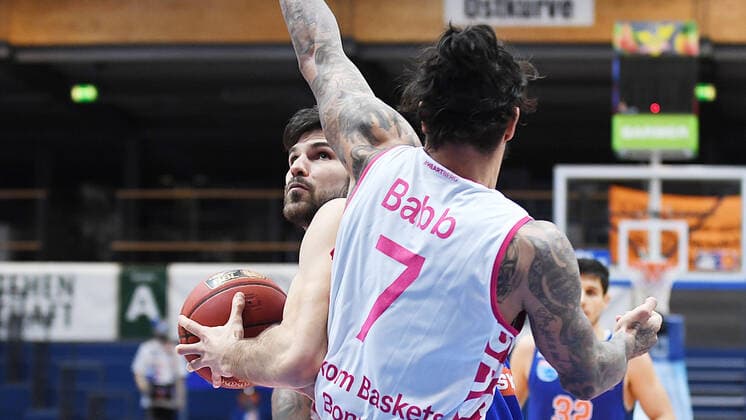 Basketball 1 Bundesliga, Season 2020 2021, 17 Matchday, Syntainics MBC Weissenfels vs Telekom Baskets Bonn 06 02 2021 Duel for the ball between Aleksandar Marelja MBC Weissenfels, back number 17 li on the ball and Chris Babb Guard Bonn, back number 7 during the match MBC Weissenfels vs Bonn 06 02 2021 Weissenfels Saxony Anhalt Germany Stadthalle Weissenfels