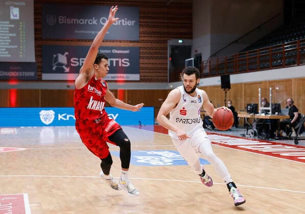 06 02 2021, Basketball, BBL 2020 2021, 16 match day, s Oliver Wuerzburg BG Goettingen, GER, s Oliver Arena in Wuerzburg picture v li Tyson Ward s Oliver Wuerzburg and Luke Nelson BG Goettingen , Copyright: HMBxMedia xHeikoxBecker