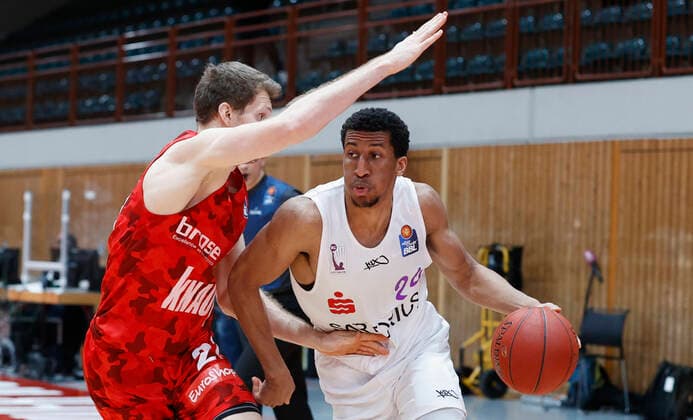 06 02 2021, Basketball, BBL 2020 2021, 16 matchday, s Oliver Wuerzburg BG Goettingen, GER, s Oliver Arena in Wuerzburg Picture from left Florian Koch s Oliver Wuerzburg and Aubrey Dawkins BG Goettingen , Copyright: HMBxMedia xHeikoxBecker