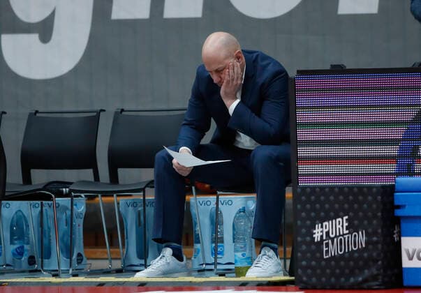 06 02 2021, Basketball, BBL 2020 2021, Matchday 16, s Oliver Wuerzburg BG Goettingen, GER, s Oliver Arena in Wuerzburg picture Head coach Denis Wucherer s Oliver Wuerzburg looks at the stats after the loss, Copyright: HMBxMedia xHeikoxBecker