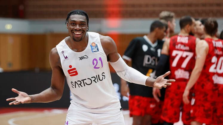 06 02 2021, Basketball, BBL 2020 2021, 16 match day, s Oliver Wuerzburg BG Goettingen, GER, s Oliver Arena in Wuerzburg picture happy about the win, top scorer Tai Odiase BG Goettingen , Copyright: HMBxMedia xHeikoxBecker