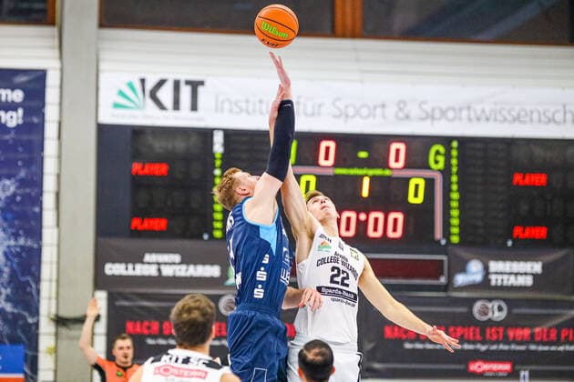 06 02 2021, Mens, Basketball, 2020 2021 season, 3 Bundesliga, Pro B South, College Wizards Dresden Titans Georg Wilhelm Voigtmann Titans 13 at jump ball with Eyke Prahst College Wizards 22 Karlsruhe Institute for Sport and Sportwis Baden Württemberg Germany