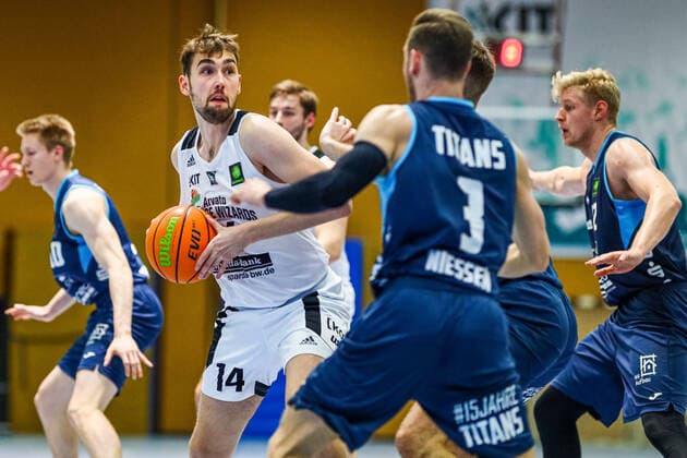 06 02 2021, Men, Basketball, Season 2020 2021, 3 Bundesliga, Pro B Süd, College Wizards Dresden Titans Florian Rothenberg College Wizards 14 on the ball in a duel against Bryan Nießen Titans 3 Karlsruhe Institut für Sport und Sportwis Baden Württemberg Germany