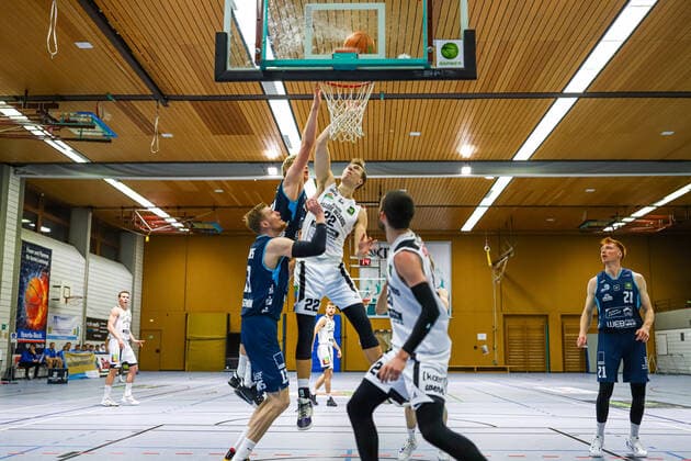 06 02 2021, Men, Basketball, 2020 2021 season, 3 Bundesliga, Pro B Süd, College Wizards Dresden Titans Eyke Prahst College Wizards 22 throws the ball in the jump Karlsruhe Institute for Sport and Sportwis Baden Württemberg Germany