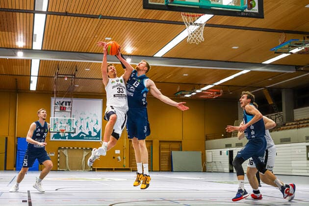 06 02 2021, Men, Basketball, Season 2020 2021, 3 Bundesliga, Pro B Süd, College Wizards Dresden Titans Rouven Roessler College Wizards 33 in duel against Georg Wilhelm Voigtmann Titans 13 Karlsruhe Institut für Sport und Sportwis Baden Württemberg Germany