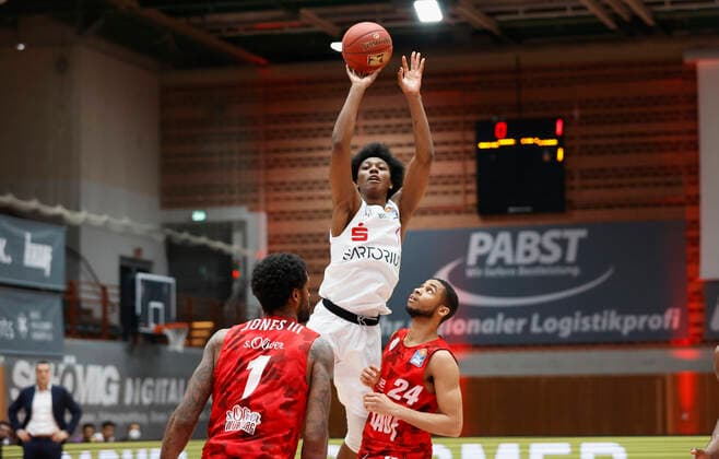 06 02 2021, Basketball, BBL 2020 2021, 16 match day, s Oliver Wuerzburg BG Goettingen, GER, s Oliver Arena in Wuerzburg Picture from left Perry Jones III s Oliver Wuerzburg , Deishuan Booker BG Goettingen and Cameron Hunt s Oliver Wuerzburg , Copyright: HMBxMedia xHeikoxBecker