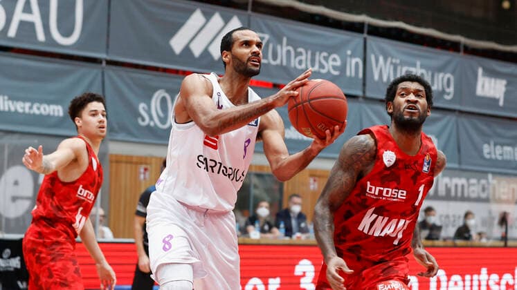 06 02 2021, Basketball, BBL 2020 2021, 16 matchday, s Oliver Wuerzburg BG Goettingen, GER, s Oliver Arena in Wuerzburg Picture from left Joshua Obiesie s Oliver Wuerzburg , Akeem Vargas BG Goettingen and Perry Jones III s Oliver Wuerzburg , Copyright: HMBxMedia xHeikoxBecker