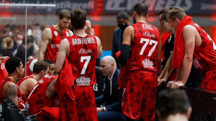 06 02 2021, Basketball, BBL 2020 2021, 16 match day, s Oliver Wuerzburg BG Goettingen, GER, s Oliver Arena in Wuerzburg Picture time out with head coach Denis Wucherer s Oliver Wuerzburg , Copyright: HMBxMedia xHeikoxBecker