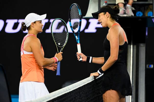 TENNIS YARRA VALLEY CLASSIC, Ashleigh Barty of Australia (left) speaks to Garbine Muguruza of Spain after winning the Yarra Valley Classic - WTA, Tennis Damen 500 final match at Melbourne Park in Melbourne, Sunday, February 7, 2021. ( NO ARCHIVING, EDITORIAL USE ONLY, NO USE IN BOOKS WITHOUT CONSENT MELBOURNE VIC AUSTRALIA  Copyright: xDAVExHUNTx 20210207001518861957