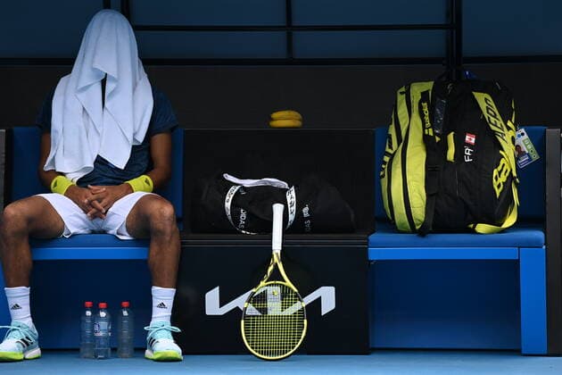 TENNIS MURRAY RIVER OPEN, Felix Auger-Aliassime of Canada sits on the bench covered with a towel during the final of the Murray River Open - ATP, Tennis Herren 250 against Daniel Evans of Great Britain on Margaret Coiurt Arena at Melbourne Park in Melbourne, Sunday, February 7, 2021. ( NO ARCHIVING, EDITORIAL USE ONLY, NO USE IN BOOKS WITHOUT CONSENT MELBOURNE VIC AUSTRALIA  Copyright: xDEANxLEWINSx 20210207001518875288