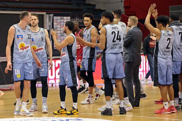 06 02 2021, xovx, Basketball 1 Bundesliga, JobStairs Giessen 46ers HAKRO Merlins Crailsheim Joy among the players of the Hakro Merlins Crailsheim after the victory in Giessen Giessen Sporthalle Giessen Ost Hessen Germany EN
