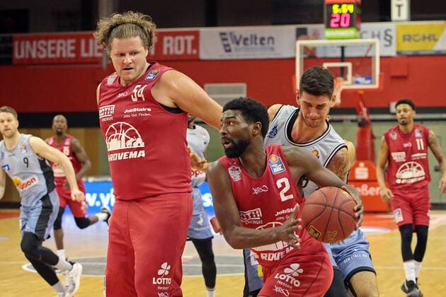 06 02 2021, xovx, Basketball 1 Bundesliga, JobStairs Giessen 46ers HAKRO Merlins Crailsheim v l John Bryant Giessen 46ers , Isaac Hamilton Giessen 46ers , Bogdan Radosavljevic Hakro Merlins Crailsheim Giessen Sporthalle Giessen Ost Hessen Germany DE