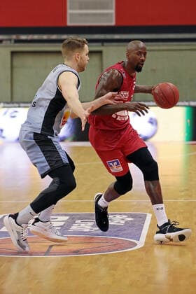 06 02 2021, xovx, Basketball 1 Bundesliga, JobStairs Giessen 46ers HAKRO Merlins Crailsheim v l Fabian Bleck Hakro Merlins Crailsheim , Brandon Bowman Giessen 46ers Giessen Sporthalle Giessen Ost Hessen Germany DE