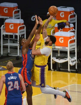 Los Angeles Lakers power forward Anthony Davis shoots over Detroit Pistons forward Saddiq Bey during the second quarter at Staples Center in Los Angeles on Saturday, February 6, 2021. The Lakers defeated the Pistons 135-129 in double-overtime.  LAP2021020624 JIMxRUYMEN