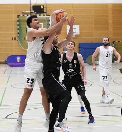 2 Basketball Bundesliga ART Giants WWU Baskets Münster 06 02 2021 Newcomer Benjamin Uzoma Giants li tries to win the ball from Kai Hänig Münster HM