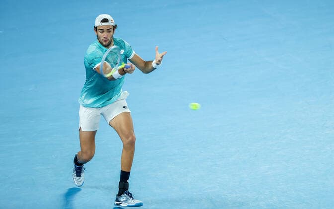 (210207) -- MELBOURNE, Feb. 7, 2021 -- Matteo Berrettini of Italy returns a shot to Daniil Medvedev of Russia during the final match between Russia and Italy of ATP, Tennis Herren cup at Melbourne Park, in Melbourne, Australia, Feb. 7, 2021. ) (SP)AUSTRALIA-MELBOURNE-TENNIS-ATP CUP-FINAL BaixXuefei 