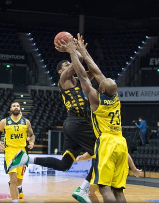 GER, Basketball, EWE Baskets Oldenburg vs medi bayreuth 07 02 2021, EWE Arena, Oldenburg, GER, easy Credit BBL, EWE Baskets Oldenburg vs MHP Riesen Ludwigsburg, in picture Yorman POLAS BARTOLO MHP Riesen Ludwigsburg 13 Rickey PAULDING EWE Baskets Oldenburg 23 nordphotoxRojahn nph00310