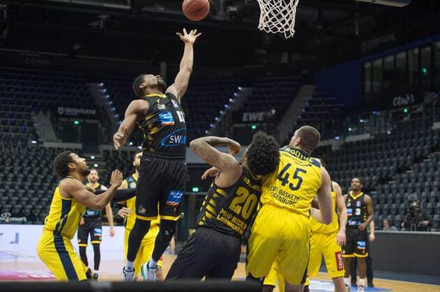 GER, Basketball, EWE Baskets Oldenburg vs medi bayreuth 07 02 2021, EWE Arena, Oldenburg, GER, easy Credit BBL, EWE Baskets Oldenburg vs MHP Riesen Ludwigsburg, in picture Yorman POLAS BARTOLO MHP Riesen Ludwigsburg 13 Phil PRESSEY EWE Baskets Oldenburg 25 Desi RODRIGUEZ MHP Riesen Ludwigsburg 20 ml45 nordphotoxRojahn nph00310