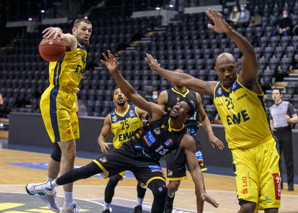 Oldenburg, Lower Saxony, DEU, 07 02 2021, Yorman Polas Bartolo center, MHP Riesen Ludwigsburg , Nathan Boothe left, EWE Baskets Oldenburg and Rickey Paulding right, EWE Baskets Oldenburg , EWE Baskets Oldenburg vs MHP Riesen Ludwigsburg 1 Basketball Bundesliga Saison 2020 2021, 16 Spieltag, Grosse EWE Arena EWE Baskets Oldenburg vs s Oliver Würzburg www.andreas-burmann.de