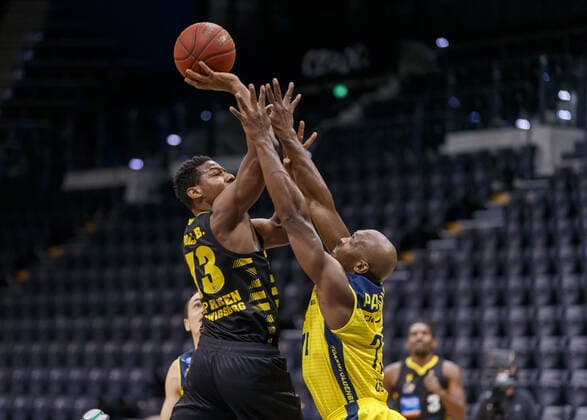 Oldenburg, Lower Saxony, DEU, 07 02 2021, Yorman Polas Bartolo left, MHP Riesen Ludwigsburg and Rickey Paulding right, EWE Baskets Oldenburg EWE Baskets Oldenburg vs MHP Riesen Ludwigsburg 1 Basketball Bundesliga Saison 2020 2021, 16 Spieltag, Grosse EWE Arena EWE Baskets Oldenburg vs s Oliver Würzburg www.andreas-burmann.de