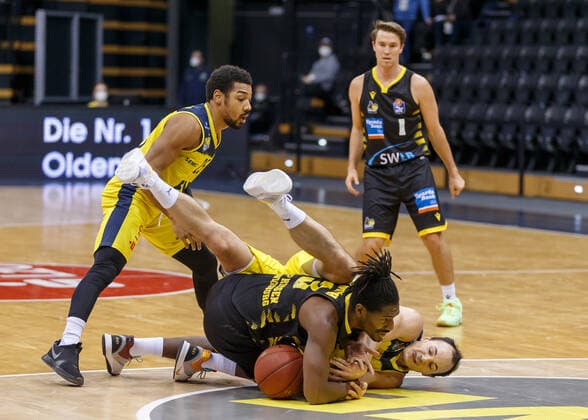 Oldenburg, Lower Saxony, DEU, 07 02 2021, Jaleen Smith center, MHP Riesen Ludwigsburg , Karsten Tadda right, EWE Baskets Oldenburg , Phil Pressey left, EWE Baskets Oldenburg EWE Baskets Oldenburg vs MHP Riesen Ludwigsburg 1 Basketball Bundesliga Saison 2020 2021, 16 Spieltag, Grosse EWE Arena EWE Baskets Oldenburg vs s Oliver Würzburg www.andreas-burmann.de