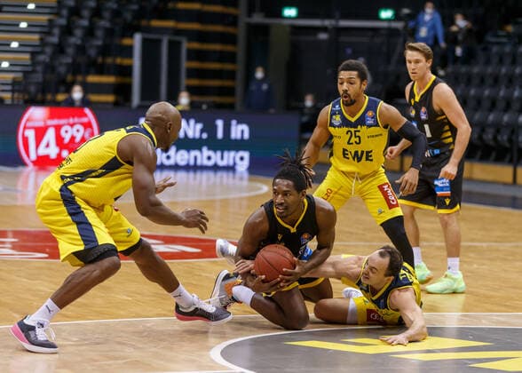 Oldenburg, Lower Saxony, DEU, 07 02 2021, Jaleen Smith center, MHP Riesen Ludwigsburg m Rickey Paulding left, EWE Baskets Oldenburg and Karsten Tadda right, EWE Baskets Oldenburg EWE Baskets Oldenburg vs MHP Riesen Ludwigsburg 1 Basketball Bundesliga season 2020 2021, 16 matchday, Grosse EWE Arena EWE Baskets Oldenburg vs s Oliver Würzburg. www.andreas-burmann.de