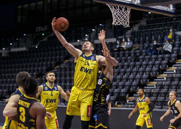 Oldenburg, Lower Saxony, DEU, 07 02 2021, Rasid Mahalbasic centre, EWE Baskets Oldenburg and Lukas Herzog MHP Riesen Ludwigsburg EWE Baskets Oldenburg vs MHP Riesen Ludwigsburg 1 Basketball Bundesliga Season 2020 2021, Matchday 16, Grosse EWE Arena EWE Baskets Oldenburg vs s Oliver Würzburg www.andreas-burmann.de
