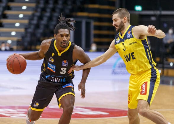 Oldenburg, Lower Saxony, DEU, 07 02 2021, Jaleen Smith left, MHP Riesen Ludwigsburg and Braydon Hobbs right, EWE Baskets Oldenburg EWE Baskets Oldenburg vs MHP Riesen Ludwigsburg 1 Basketball Bundesliga Season 2020 2021, 16 Matchday, Grosse EWE Arena EWE Baskets Oldenburg vs s Oliver Würzburg. www.andreas-burmann.de