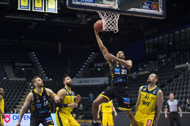 GER, Basketball, EWE Baskets Oldenburg vs medi bayreuth 07 02 2021, EWE Arena, Oldenburg, GER, easy Credit BBL, EWE Baskets Oldenburg vs MHP Riesen Ludwigsburg, in picture Tremmell DARDEN MHP Riesen Ludwigsburg 21 lb18 Martin BREUNING EWE Baskets Oldenburg 12 Nathan BOOTHE EWE Baskets Oldenburg 45 nordphotoxRojahn nph00310