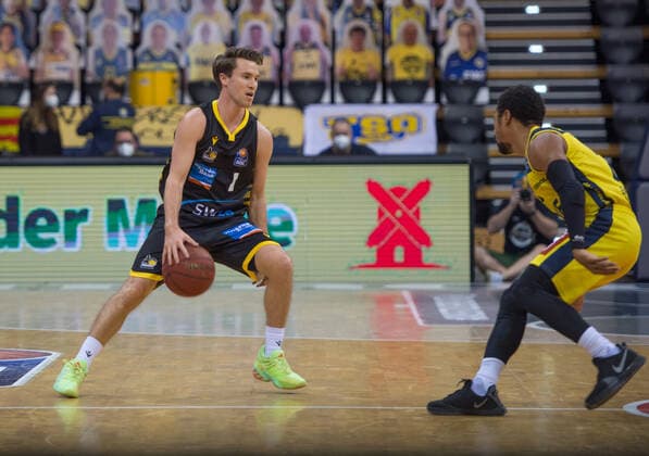 GER, Basketball, EWE Baskets Oldenburg vs medi bayreuth 07 02 2021, EWE Arena, Oldenburg, GER, easy Credit BBL, EWE Baskets Oldenburg vs MHP Riesen Ludwigsburg, in picture Jordan HULLS MHP Riesen Ludwigsburg 1 Phil PRESSEY EWE Baskets Oldenburg 25 nordphotoxRojahn nph00310
