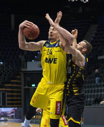 GER, Basketball, EWE Baskets Oldenburg vs medi bayreuth 07 02 2021, EWE Arena, Oldenburg, GER, easy Credit BBL, EWE Baskets Oldenburg vs MHP Riesen Ludwigsburg, in picture Rasid MAHALBASIC EWE Baskets Oldenburg 24 Jonas WOHLFARTH BOTTERMANN MHP Riesen Ludwigsburg 18 nordphotoxRojahn nph00310