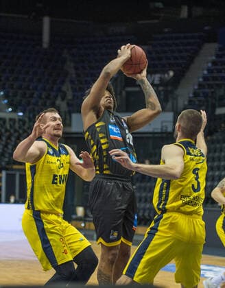 GER, Basketball, EWE Baskets Oldenburg vs medi bayreuth 07 02 2021, EWE Arena, Oldenburg, GER, easy Credit BBL, EWE Baskets Oldenburg vs MHP Riesen Ludwigsburg, in picture Desi RODRIGUEZ MHP Riesen Ludwigsburg 20 Rasid MAHALBASIC EWE Baskets Oldenburg 24 Braydon HOBBS EWE Baskets Oldenburg 3 nordphotoxRojahn nph00310