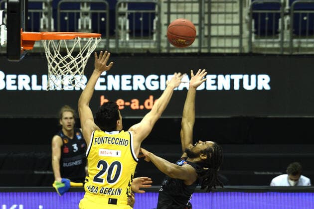 v l Simone Fontecchio Alba, Marcus Thornton Chemnitz, 07 02 2021, BBL, Alba Berlin vs NINERS Chemnitz , at Mercedes Benz Arena, GER, Berlin, 07 02 2021, BBL, Alba vs NINERS Chemnitz Berlin Copyright: xUwexKoch xEibner-Pressefotox EP_ukh