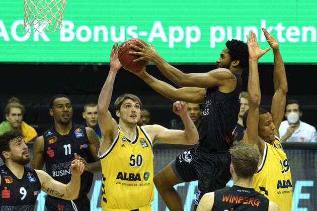 v l Ben Lammers Alba, George King Chemnitz, 07 02 2021, BBL, Alba Berlin vs NINERS Chemnitz , at Mercedes Benz Arena, GER, Berlin, 07 02 2021, BBL, Alba vs NINERS Chemnitz Berlin Copyright: xUwexKoch xEibner-Pressefotox EP_ukh