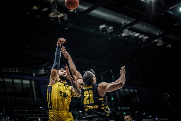 Basketball Oldenburg 07 02 2021 Season 2020 2021 easyCredit BBL 16 Matchday EWE Baskets MHP RIESEN Ludwigsburg Basketball Oldenburg 07 02 2021 Season 2020 2021 easyCredit BBL 16 Matchday EWE Baskets MHP RIESEN Ludwigsburg 12, Martin Breunig, EWE Baskets Oldenburg Tremmell Darden Ludwigsburg, No 21 editorial use only commercial use only by arrangement with the photographer Oldenburg Germany