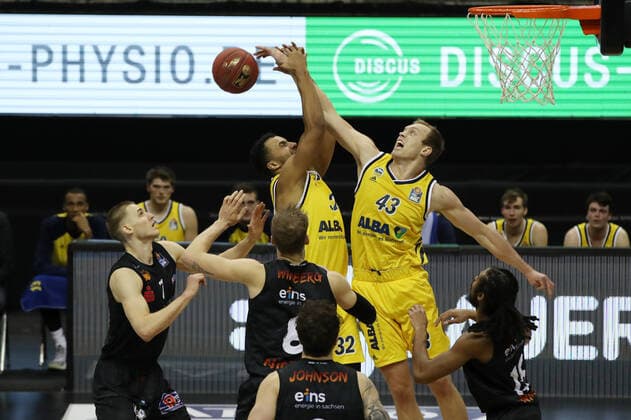 Jonas Richter, Jan Niklas Wimberg, Johannes Thiemann, Luke Sikma Action Game Scene Duel Sports Basketball BBL Bundesliga Men Season 2020 2021 07 02 2021 ALBA Berlin vs Niners Chemnitz