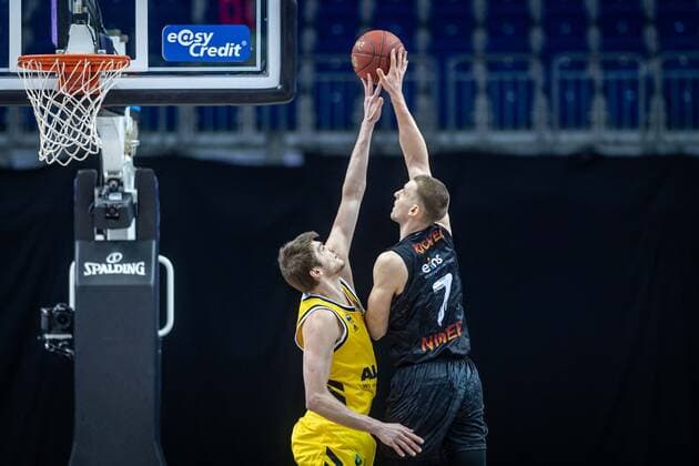 Basketball Berlin 07 02 2021 Season 2020 2021 BBL 1 Bundesliga easyCredit BBL Alba Berlin NINERS Chemnitz Jonas Richter Chemnitz, No 07 Ben Lammers Alba Berlin, No 50 Block
