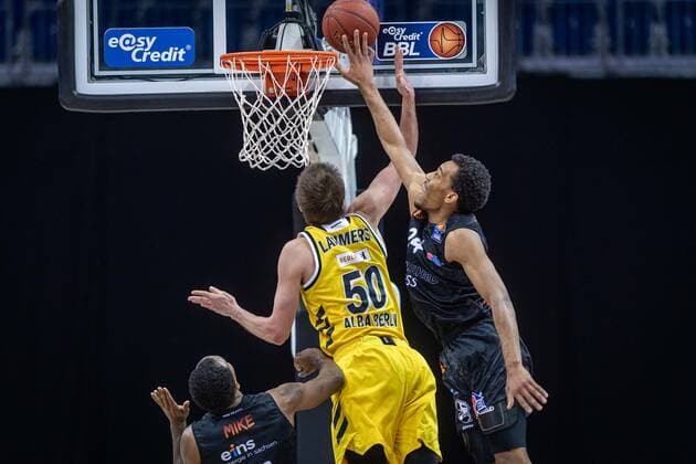 Basketball Berlin 07 02 2021 Season 2020 2021 BBL 1 Bundesliga easyCredit BBL Alba Berlin NINERS Chemnitz Ben Lammers Alba Berlin, No 50 George King Chemnitz, No 24 Block