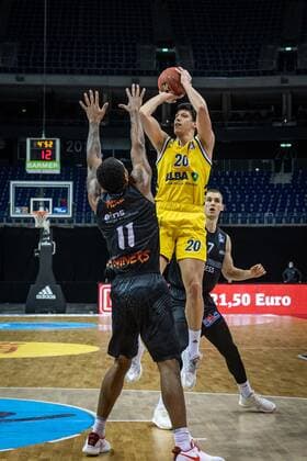 Basketball Berlin 07 02 2021 Season 2020 2021 BBL 1 Bundesliga easyCredit BBL Alba Berlin NINERS Chemnitz Simone Fontecchio Alba Berlin, No 20 Jonas Richter Chemnitz, No 07 Isiaha Mike Chemnitz, No 11