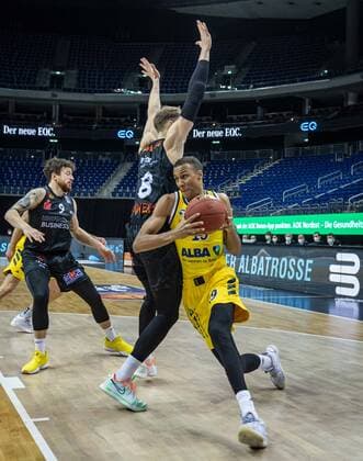 Basketball Berlin 07 02 2021 Season 2020 2021 BBL 1 Bundesliga easyCredit BBL Alba Berlin NINERS Chemnitz Louis Olinde Alba Berlin, No 19 Jan Niklas Wimberg Chemnitz, No 08
