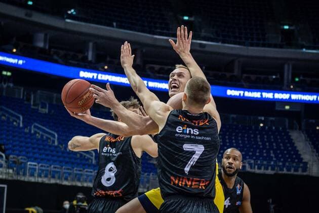 Basketball Berlin 07 02 2021 Season 2020 2021 BBL 1 Bundesliga easyCredit BBL Alba Berlin NINERS Chemnitz Luke Sikma Alba Berlin, No 43 Jonas Richter Chemnitz, No 07