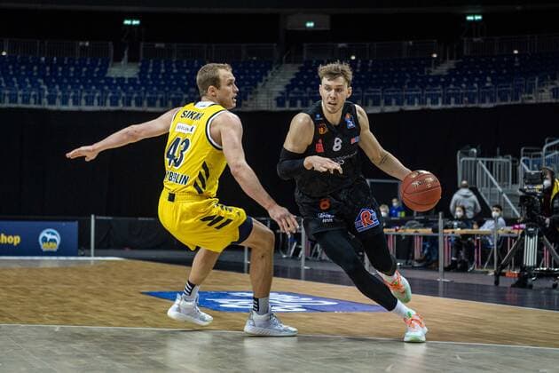 Basketball Berlin 07 02 2021 Season 2020 2021 BBL 1 Bundesliga easyCredit BBL Alba Berlin NINERS Chemnitz Jan Niklas Wimberg Chemnitz, No 08 Luke Sikma Alba Berlin, No 43