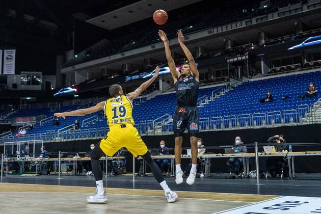 Basketball Berlin 07 02 2021 Season 2020 2021 BBL 1 Bundesliga easyCredit BBL Alba Berlin NINERS Chemnitz George King Chemnitz, No 24 Louis Olinde Alba Berlin, No 19