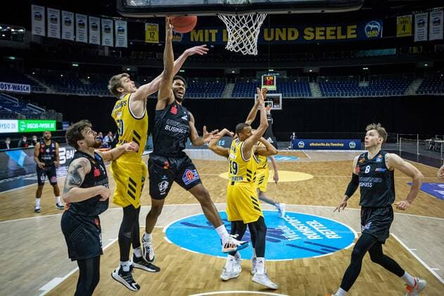 Basketball Berlin 07 02 2021 Season 2020 2021 BBL 1 Bundesliga easyCredit BBL Alba Berlin NINERS Chemnitz George King Chemnitz, No 24 Ben Lammers Alba Berlin, No 50