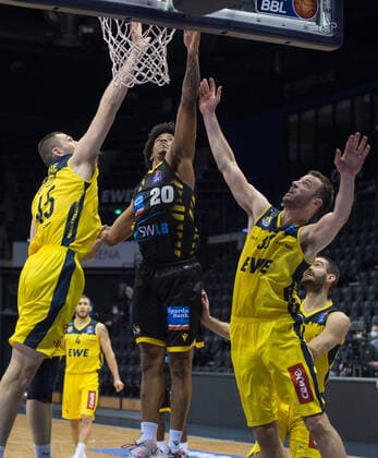 GER, Basketball, EWE Baskets Oldenburg vs medi bayreuth 07 02 2021, EWE Arena, Oldenburg, GER, easy Credit BBL, EWE Baskets Oldenburg vs MHP Riesen Ludwigsburg, in picture Desi RODRIGUEZ MHP Riesen Ludwigsburg 20 Nathan BOOTHE EWE Baskets Oldenburg 45 Philipp SCHWETHELM EWE Baskets Oldenburg 33 nordphotoxRojahn nph00310