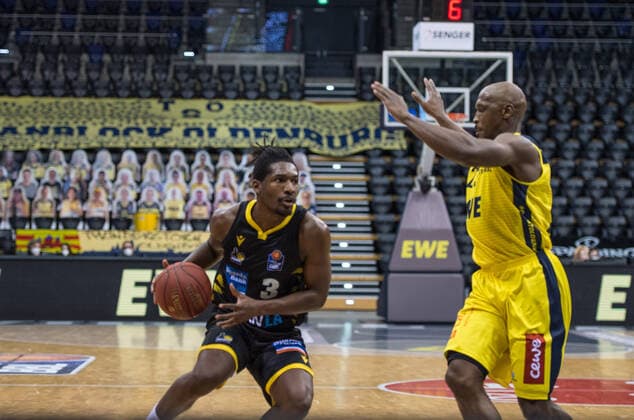GER, Basketball, EWE Baskets Oldenburg vs medi bayreuth 07 02 2021, EWE Arena, Oldenburg, GER, easy Credit BBL, EWE Baskets Oldenburg vs MHP Riesen Ludwigsburg, in picture Jaleen SMITH MHP Riesen Ludwigsburg 3 Rickey PAULDING EWE Baskets Oldenburg 23 nordphotoxRojahn nph00310