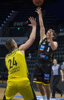 GER, Basketball, EWE Baskets Oldenburg vs medi bayreuth 07 02 2021, EWE Arena, Oldenburg, GER, easy Credit BBL, EWE Baskets Oldenburg vs MHP Riesen Ludwigsburg, in picture Jordan HULLS MHP Riesen Ludwigsburg 1 Rasid MAHALBASIC EWE Baskets Oldenburg 24 nordphotoxRojahn nph00310