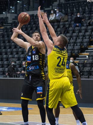 GER, Basketball, EWE Baskets Oldenburg vs medi bayreuth 07 02 2021, EWE Arena, Oldenburg, GER, easy Credit BBL, EWE Baskets Oldenburg vs MHP Riesen Ludwigsburg, in picture Jonas WOHLFARTH BOTTERMANN MHP Riesen Ludwigsburg 18 Rasid MAHALBASIC EWE Baskets Oldenburg 24 nordphotoxRojahn nph00310