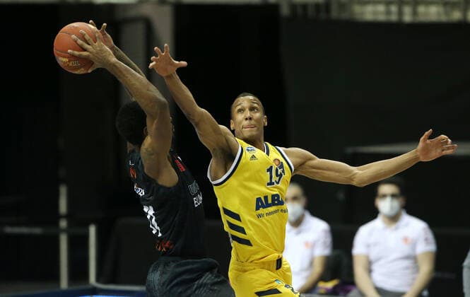 Isiaha Mike, Louis Olinde action game scene duel sports basketball BBL Bundesliga men season 2020 2021 07 02 2021 ALBA Berlin vs Niners Chemnitz
